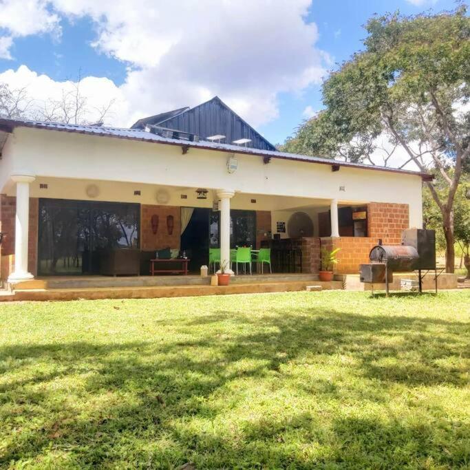 Warthog House-Cozy Country House, 3 Bed Mumbwa Kültér fotó